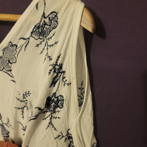 NAIF Cream Navy Floral 3/4 Sleeve Relaxed Mini Dress With Open Shoulders. Size M - Picture 4 of 6